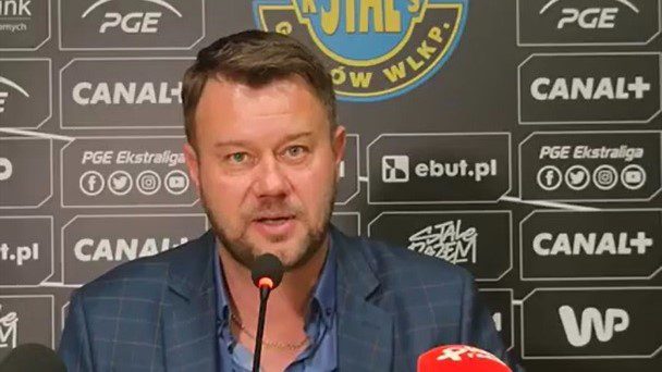 Mężczyzna przed mikrofonem