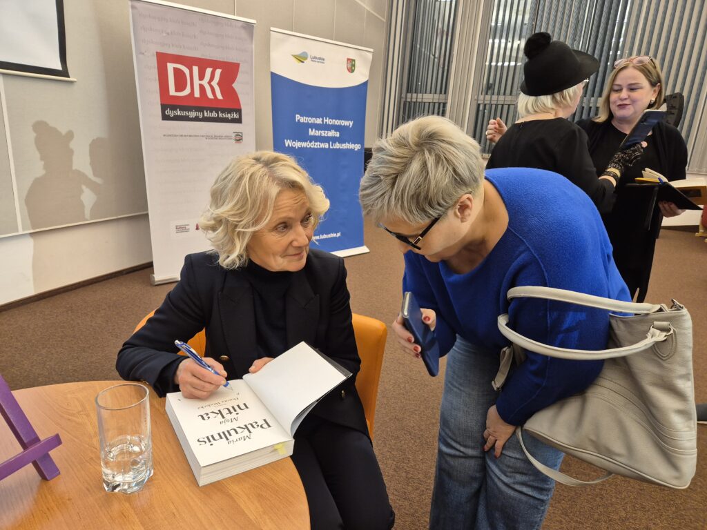 VI Festiwal Słowa "Warto czytać nad Wartą" - Maria Pakulnis podpisuje książkę