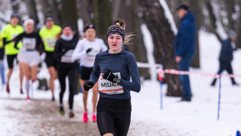 Kobieta biegnąca na czele grupy