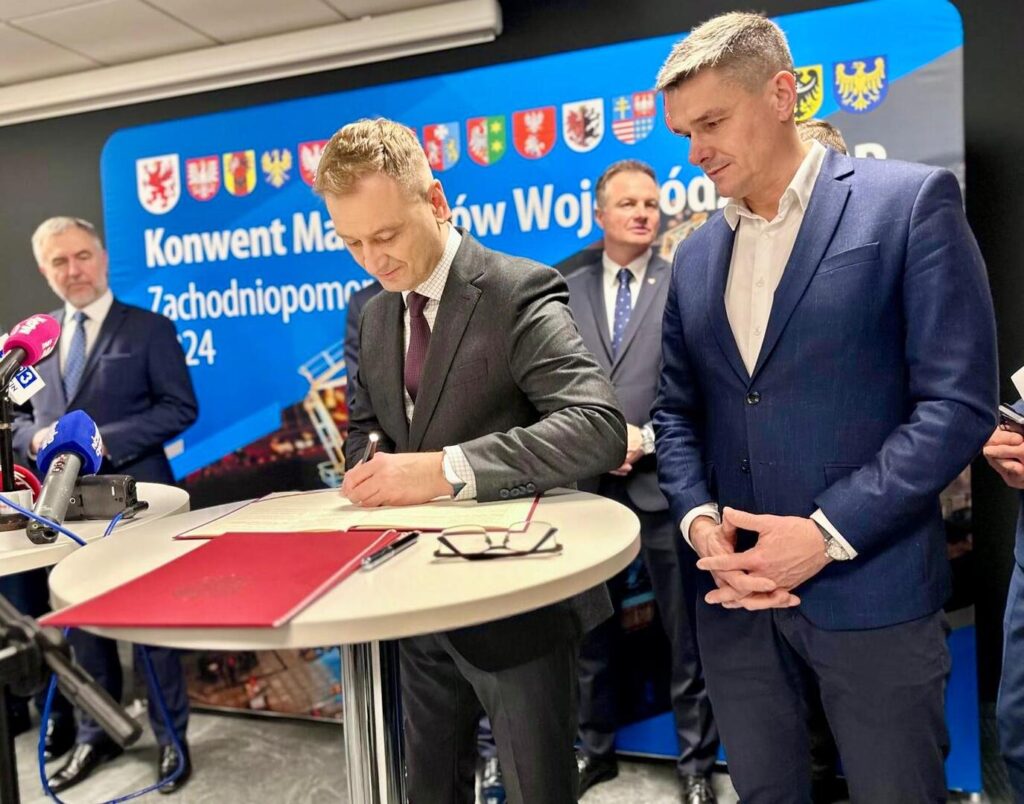 wicemarszałek podpisuje dokument