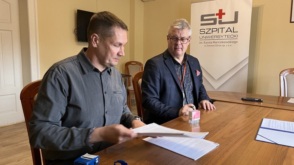 NA zdjęciu prezes szpitala i wykonawca podpisują umowę.