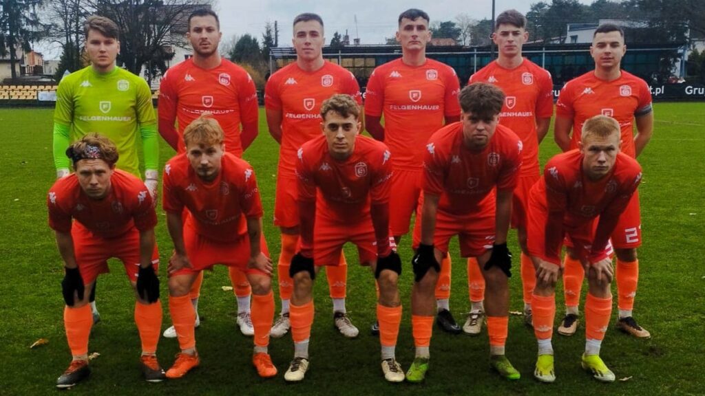 Jedenastu mężczyzn na boisku