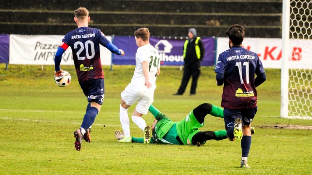 Czterech mężczyzn gra w piłkę