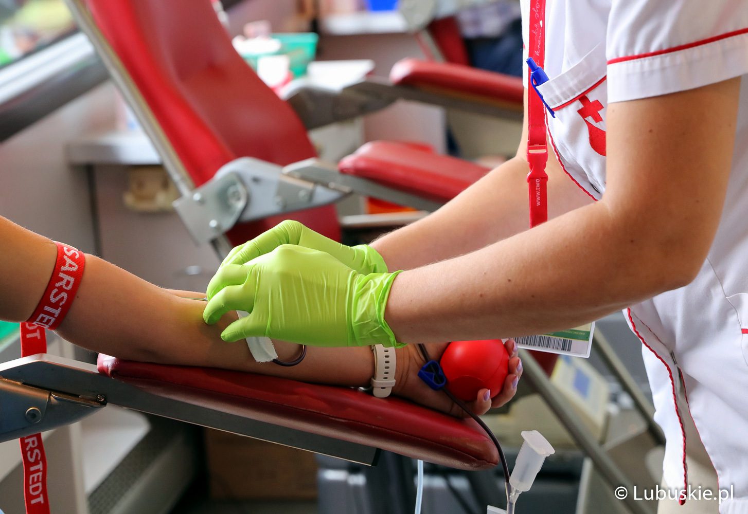 4a4a0602 Osoba oddają krew Jesienna zbiórka krwi przed urzędem marszałkowskim