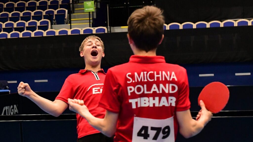 Dwóch cieszących się młodych sportowców