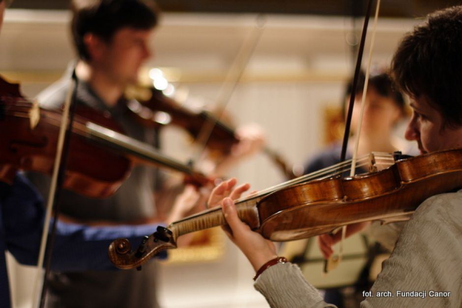 Na zdjęciu skrzypce oraz muzycy.