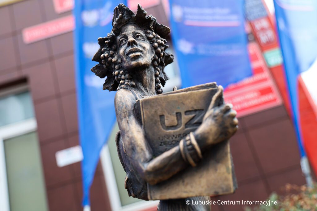 Na zdjęciu figurka bachusika.