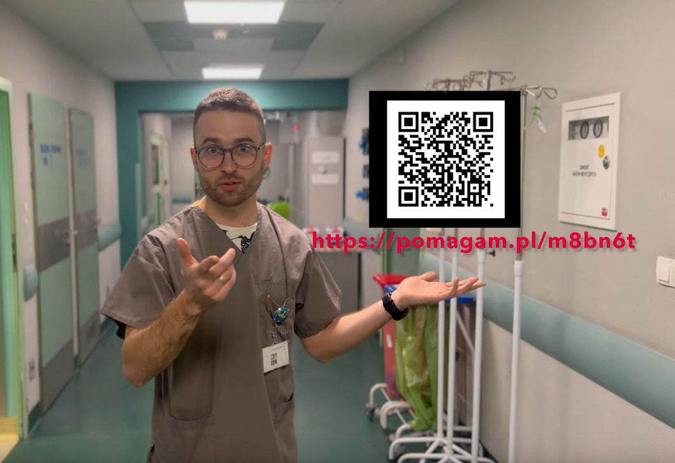 Pielęgniarz na szpitalnym korytarzu. Pokazuj qr kod do zbiórki.