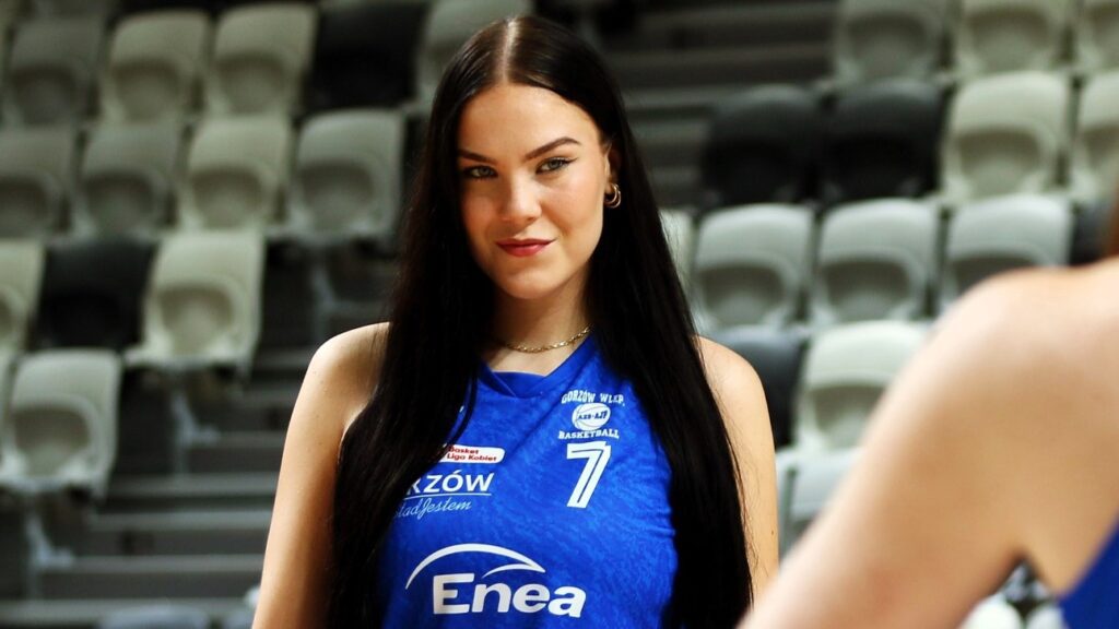 Uśmiechnięta kobieta w sportowej koszulce