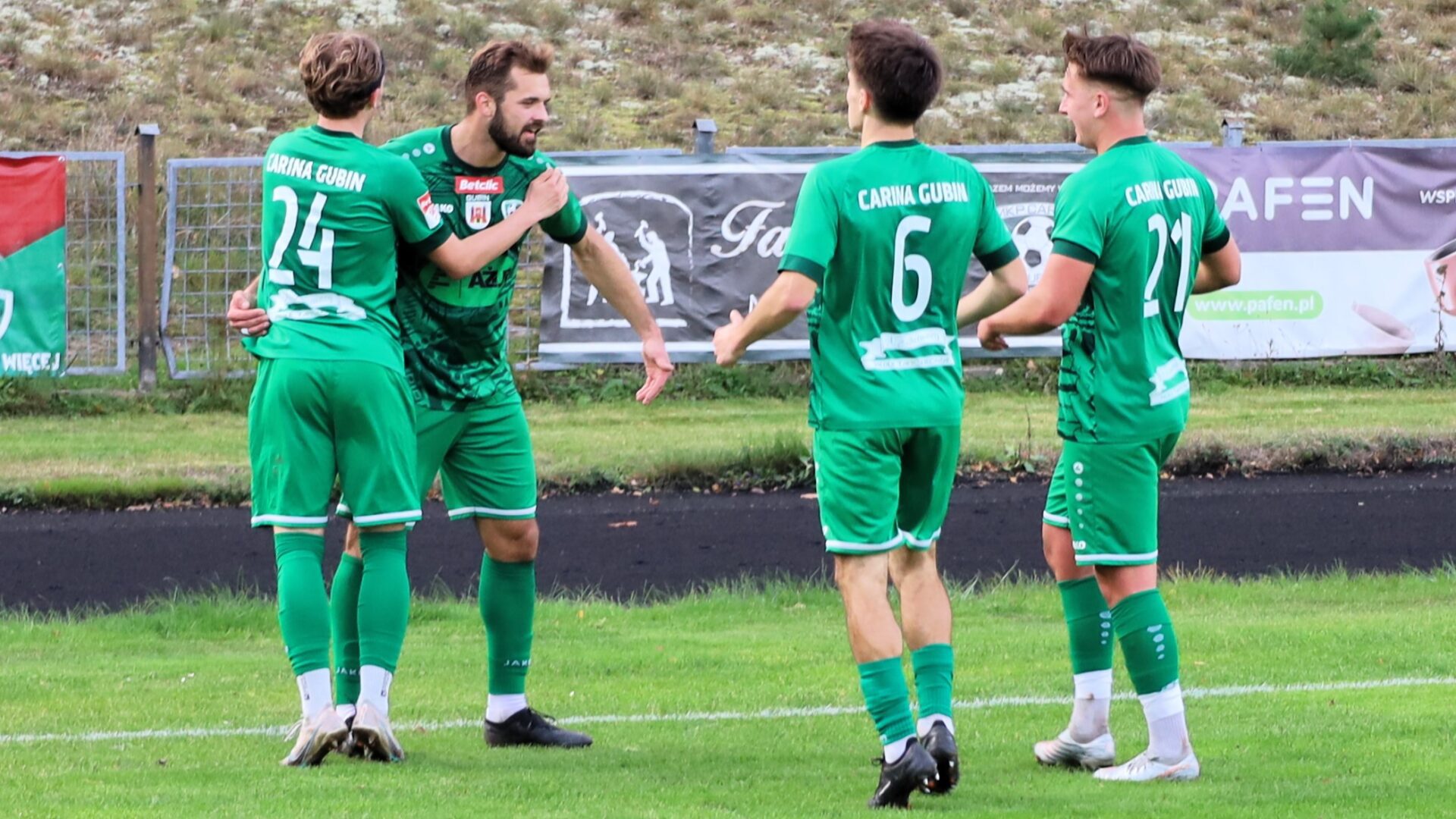 Carina Gubin Czterech mężczyzn na boisku III ligowe derby Gorzowa i Odra kontra Carina w Pucharze Polski
