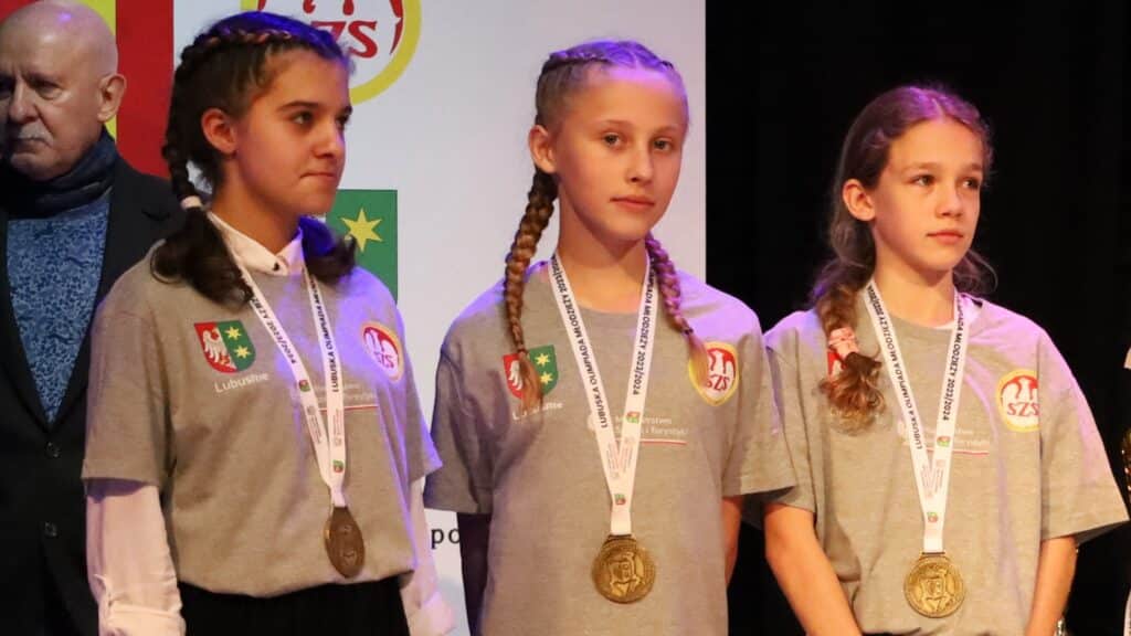 Trzy dziewczynki z medalami
