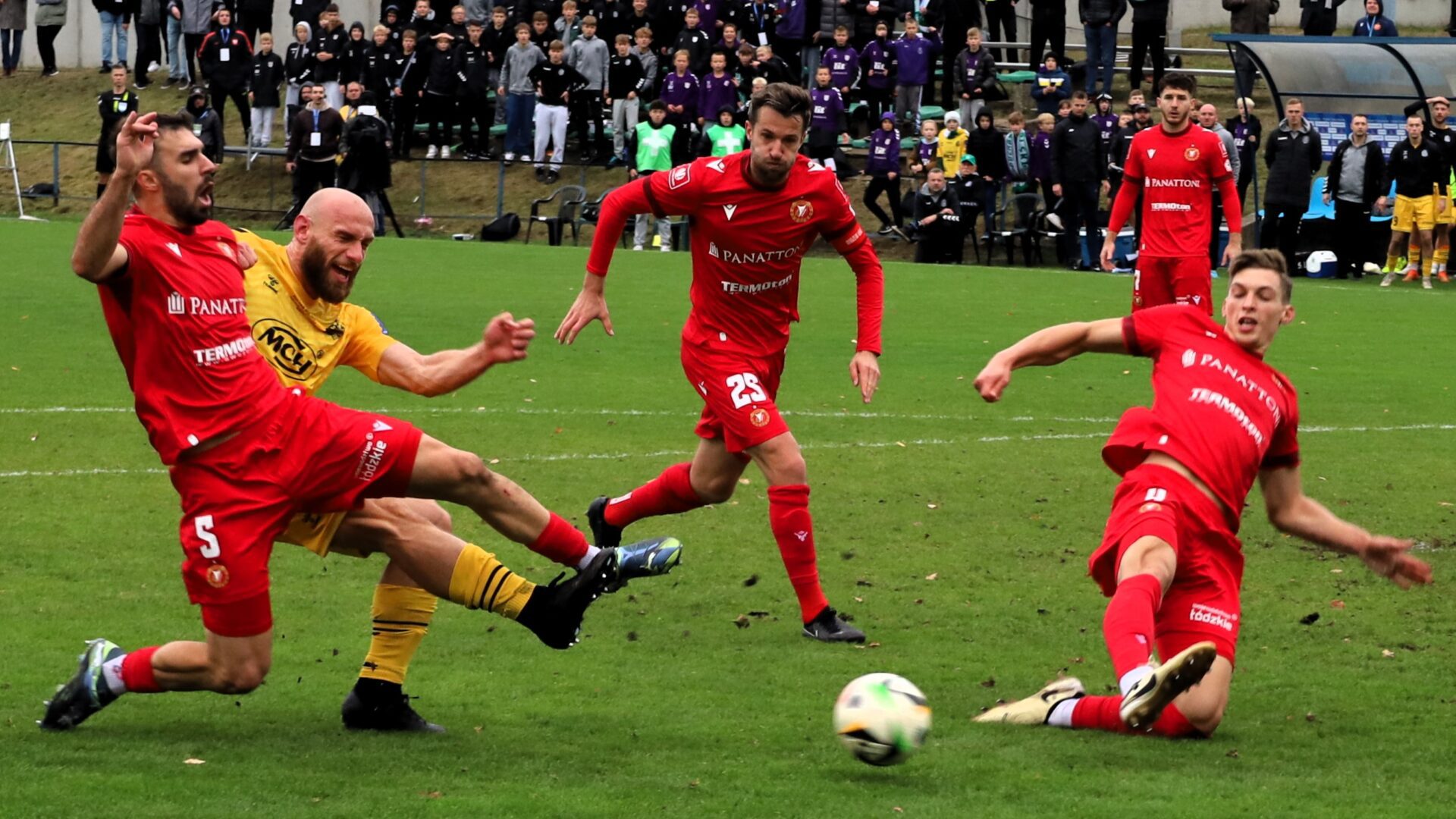Lechia Zielona Góra - Widzew Łódź Pięciu mężczyzn gra w piłkę Lechia uległa Widzewowi dopiero po dogrywce i rzutach karnych ZDJĘCIA