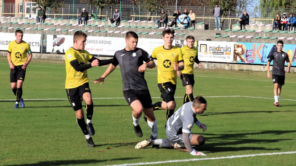 Siedmiu mężczyzn gra w piłkę