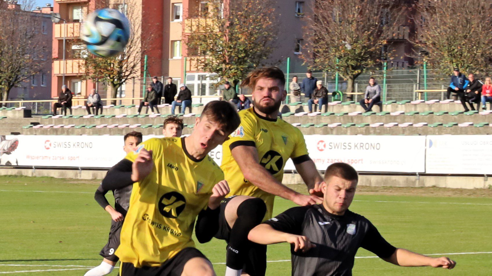 Promień Żary - Dąb Sława - Przybyszów Pięciu mężczyzn gra w piłkę Promień bez szans w starciu z Dębem Dwa gole samobójcze ZDJĘCIA