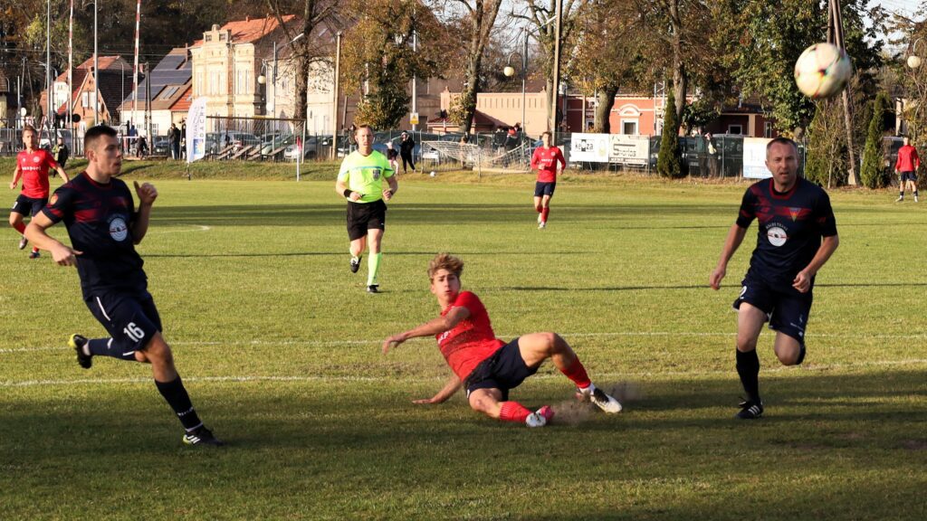 Sześciu mężczyzn na boisku