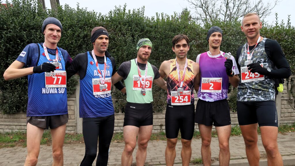 Sześciu mężczyzn w sportowych strojach