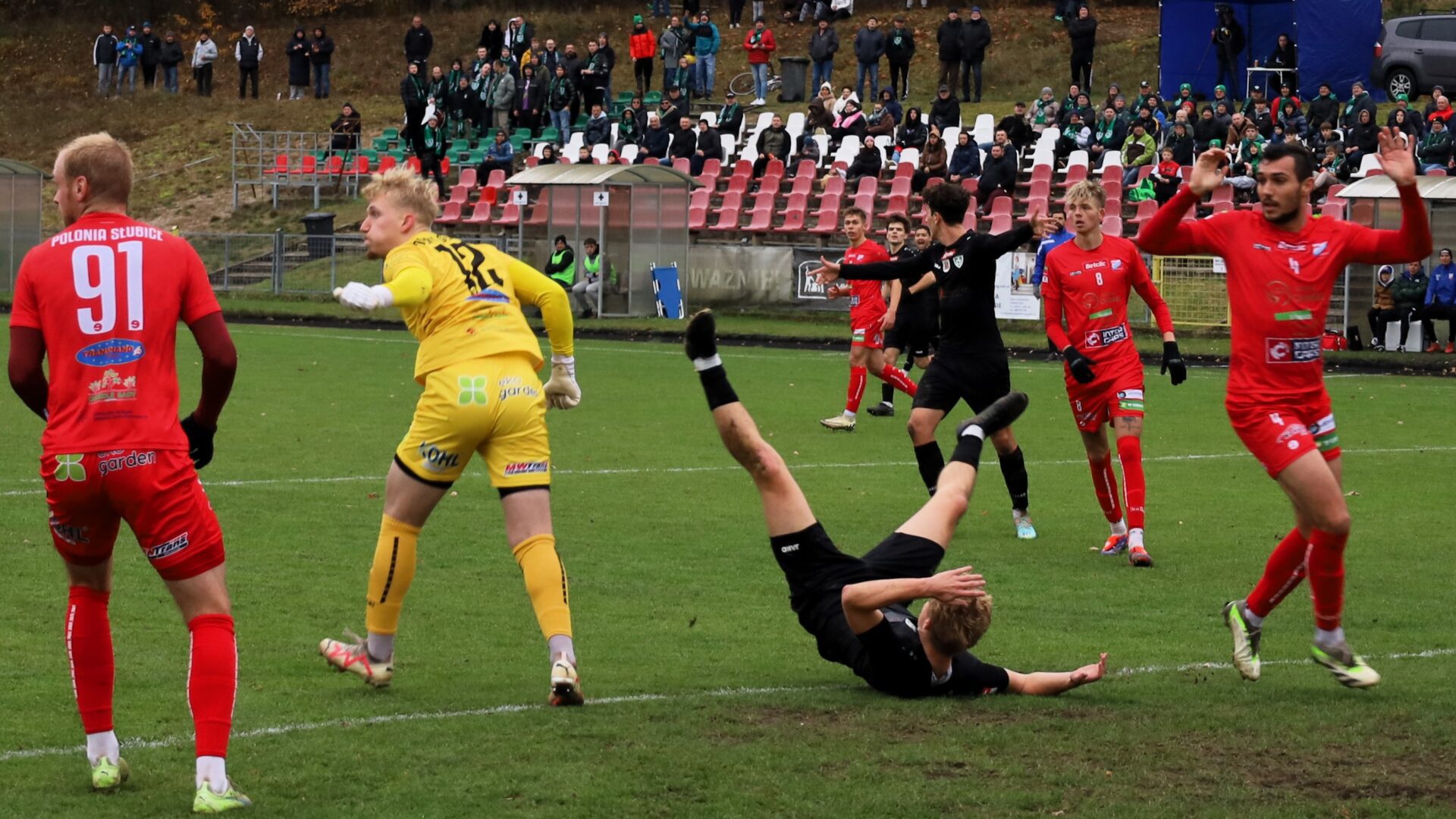 Dziewięciu mężczyzn na boisku  Derby dla Cariny Stal wygrywa mecz na szczycie WYNIKI