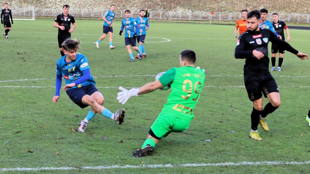 Jedenastu mężczyzn na boisku