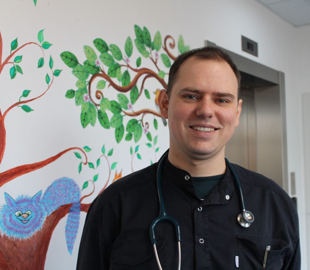 O nietypowym przebiegu choroby rozmawiamy z dr Tomaszem Szatkowskim z oddziału pediatrii gorzowskiej lecznicy, konsultantem wojewódzkim w dziedzinie pediatrii. For. Szpital Gorzów Wlkp.