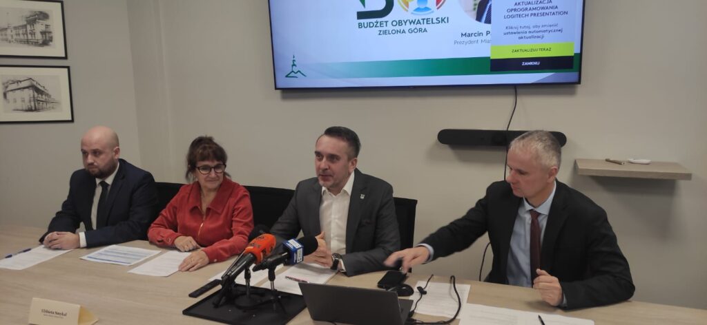 Konferencja prasowa w urzędzie miasta Zielona Góra. Ogłoszenie wyników Budżetu Obywatelskiego 2024. Uczestnicy siedza przy stole