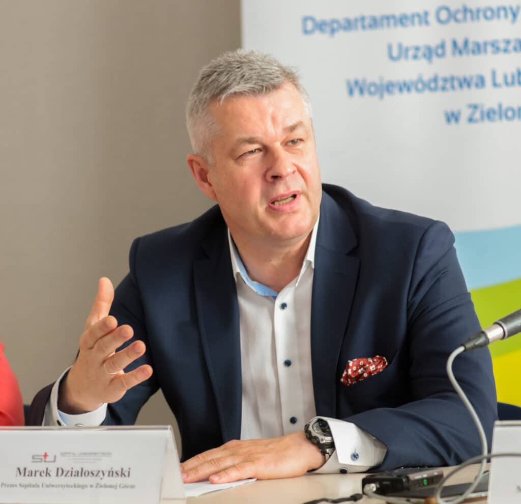 MArek Działoszyński przy stole