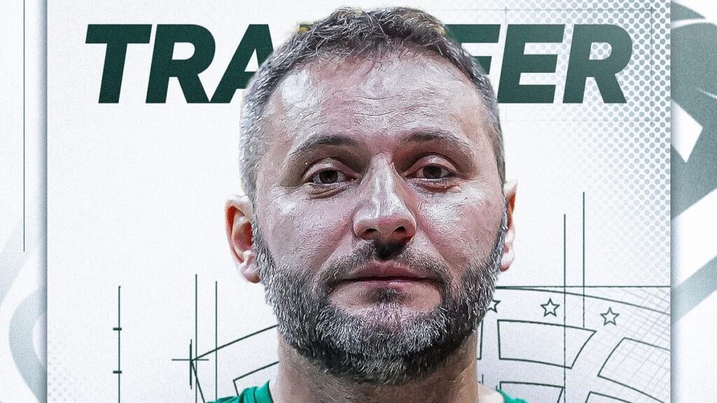 Portret mężczyzny na tle planszy z napisem transfer