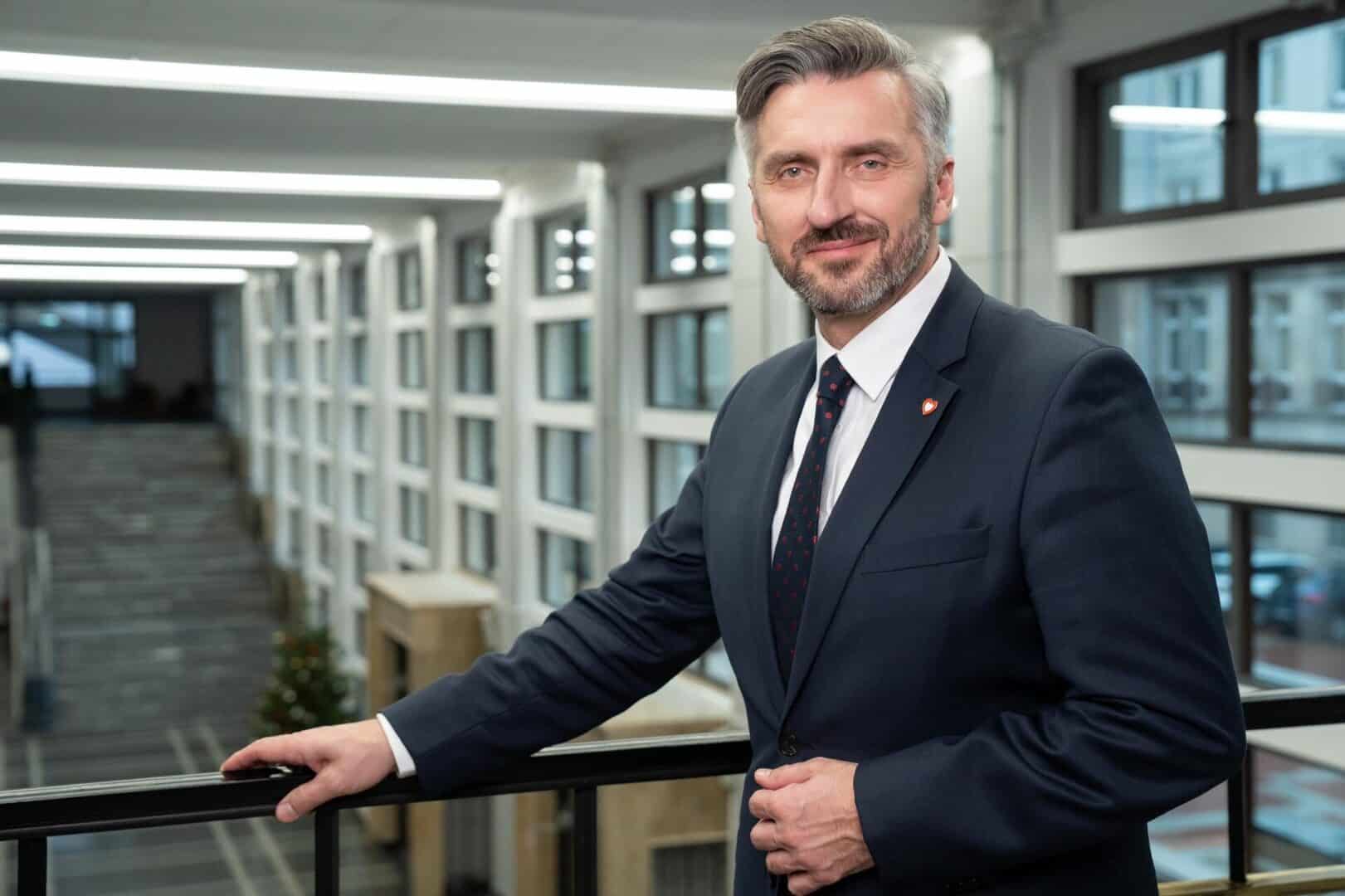 Waldemar Sługocki w pozycji stojącej  Profesor Sługocki powołany do Komitetu Badań Kosmicznych i Satelitarnych