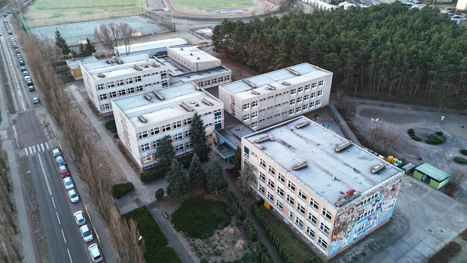 Widok z lotu ptaka szkoły podstawowej nr 8  Nowa Sól  12 mln zł na termomodernizację Szkoły Podstawowej nr 8