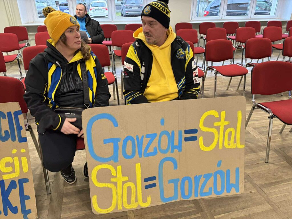 Na sesję przyszli kibice żużla.