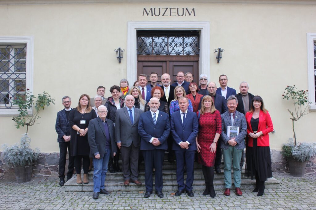 Uczestnicy uroczystej konferencji w Muzeum Ziemi Międzyrzeckiej im. Alfa Kowalskiego.