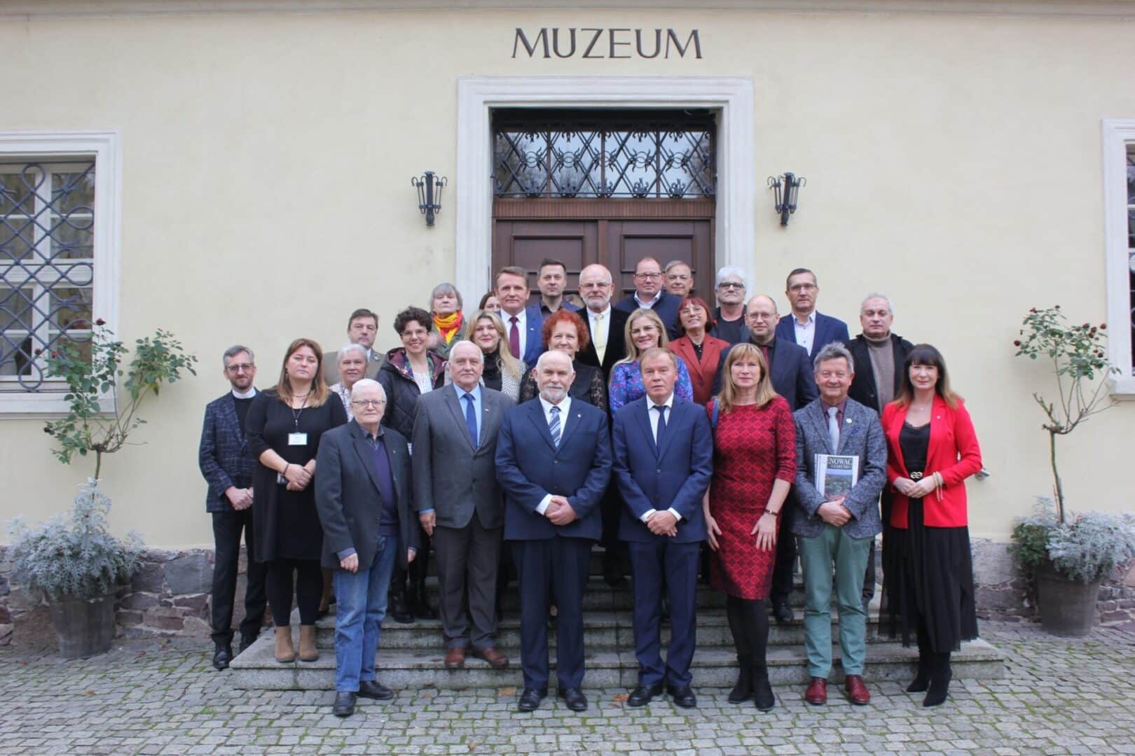 Uczestnicy uroczystej konferencji w Muzeum Ziemi Międzyrzeckiej im Alfa Kowalskiego  Międzyrzecka perła historyczna została Pomnikiem Historii  konferencja