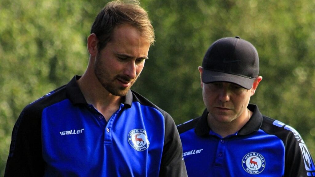 Dwaj mężczyźni w sportowych koszulkach