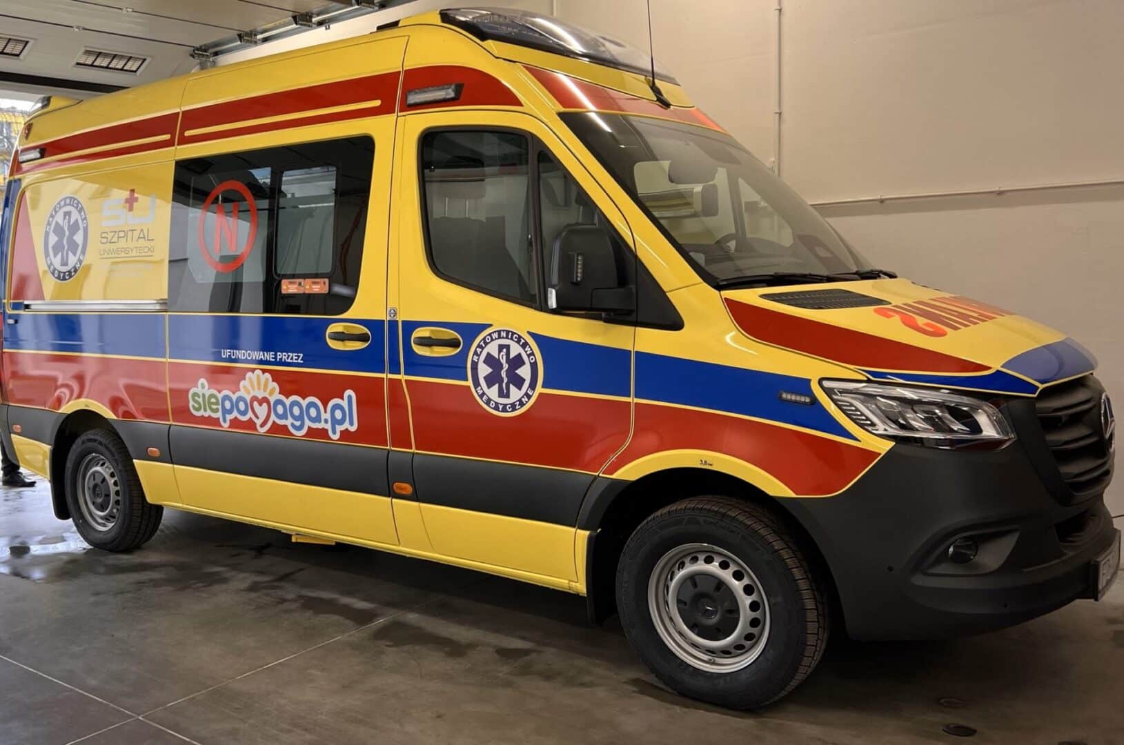 Nowa karetka w Szpitalu Uniwersyteckim  Noworodki pod lepszą opieką Szpital z nową karetką