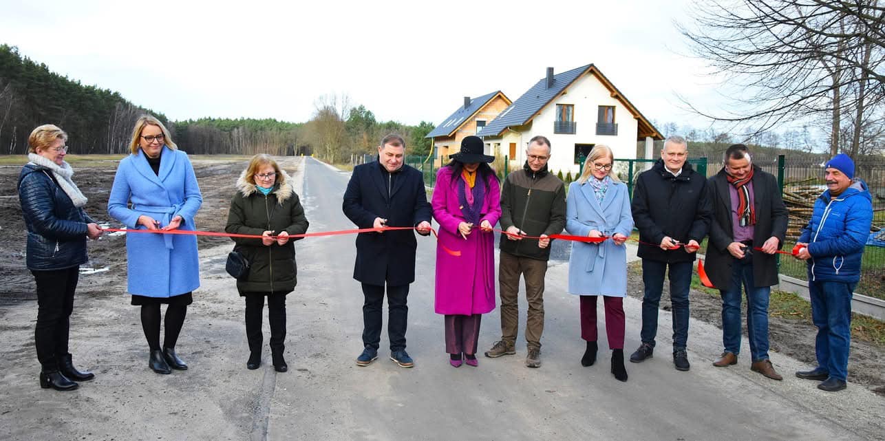 470974362_3234467173360693_7027303262491371199_n Otwarcie nowej drogi Fot Starostwo Nowa Sól Nowa droga w Nowym Żabnie