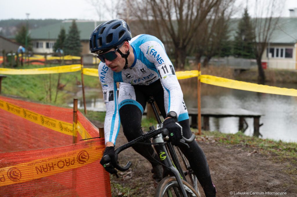 Błoto, deszcz i emocje – międzynarodowe zawody w kolarstwie przełajowym w Drzonkowie (ZDJĘCIA, WIDEO) 