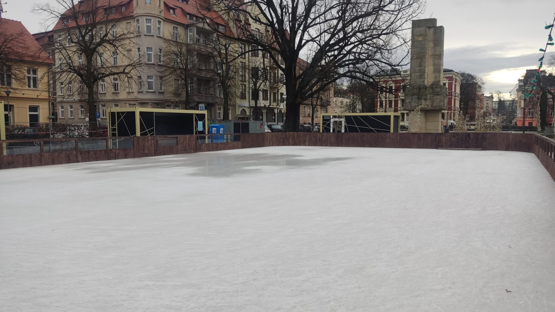 Pogoda sprawiła organizatorom psikusa  Pogoda zrobiła nam psikusa Kałuża na środku lodowiska