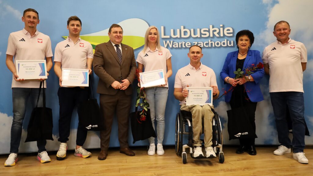 Siedmioro osób na tle baneru Lubuskie Warte Zachodu