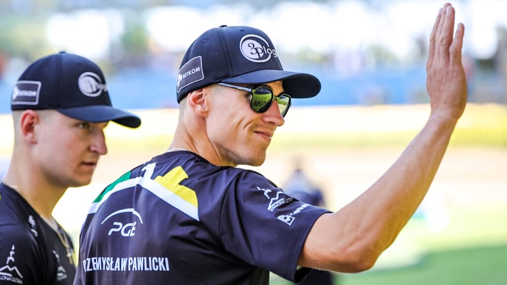 Uśmiechnięty mężczyzna w koszulce i czapce z daszkiem