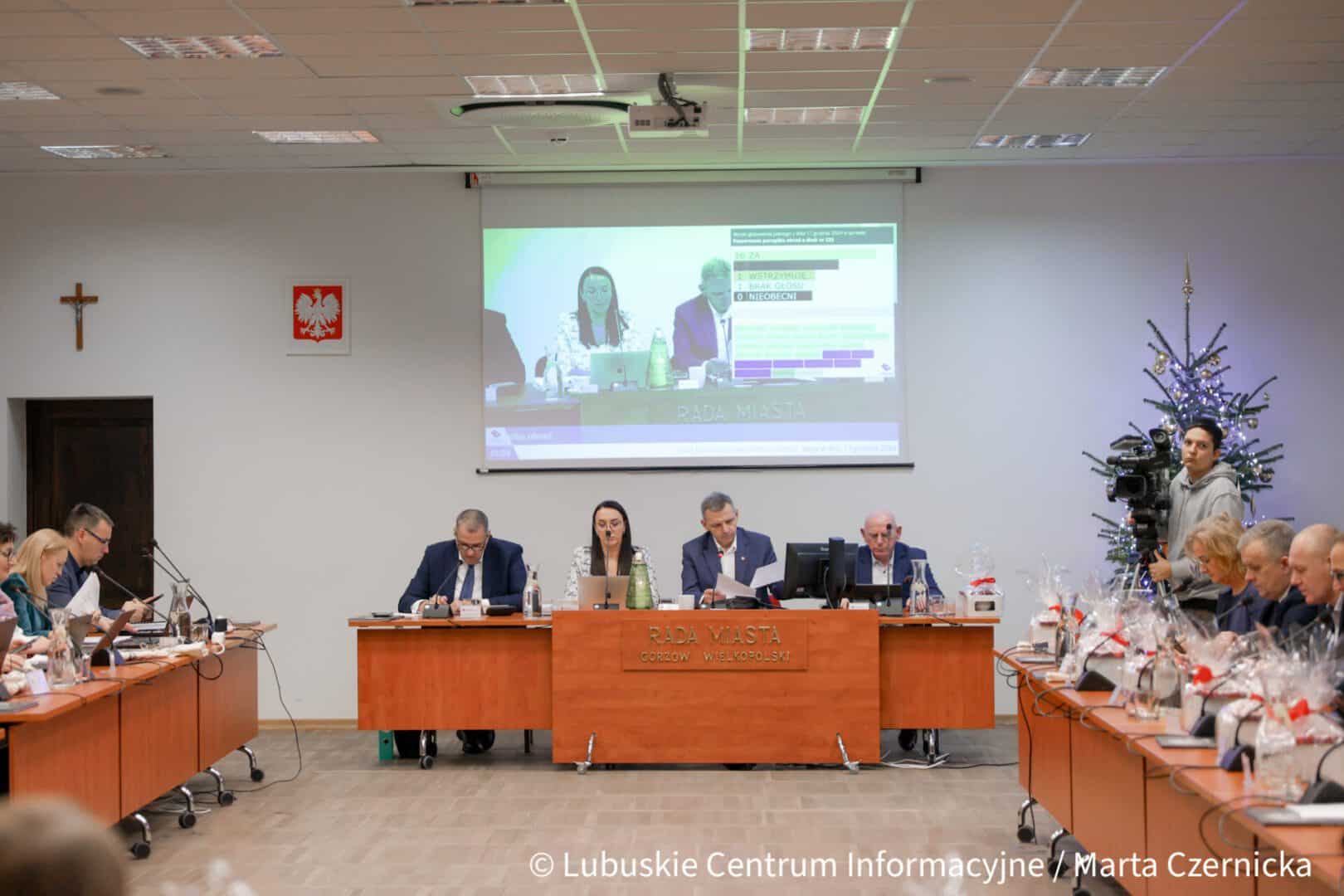 Budżetowa Sesja Rady Miasta Gorzowa Wlkp  Miasto pomoże Stali Gorzów Wykupi akcje Radni PiS opuścili salę