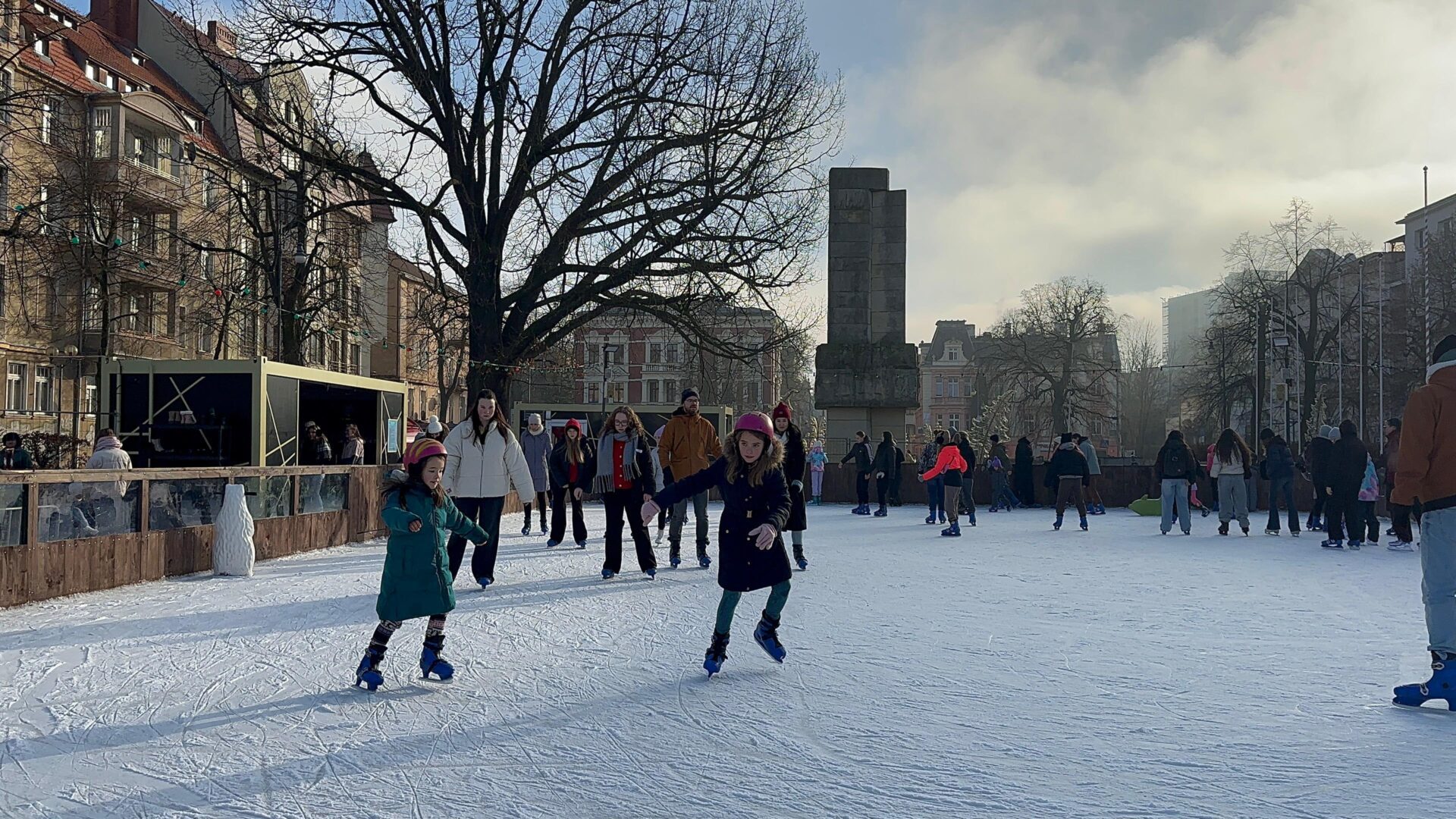 Zielonogórskie lodowisko jest czynne codziennie. Fot. Tomasz Browarczyk lodowisko w Zielonej Górze Czy zielonogórskie lodowisko to trafiony pomysł WIDEO