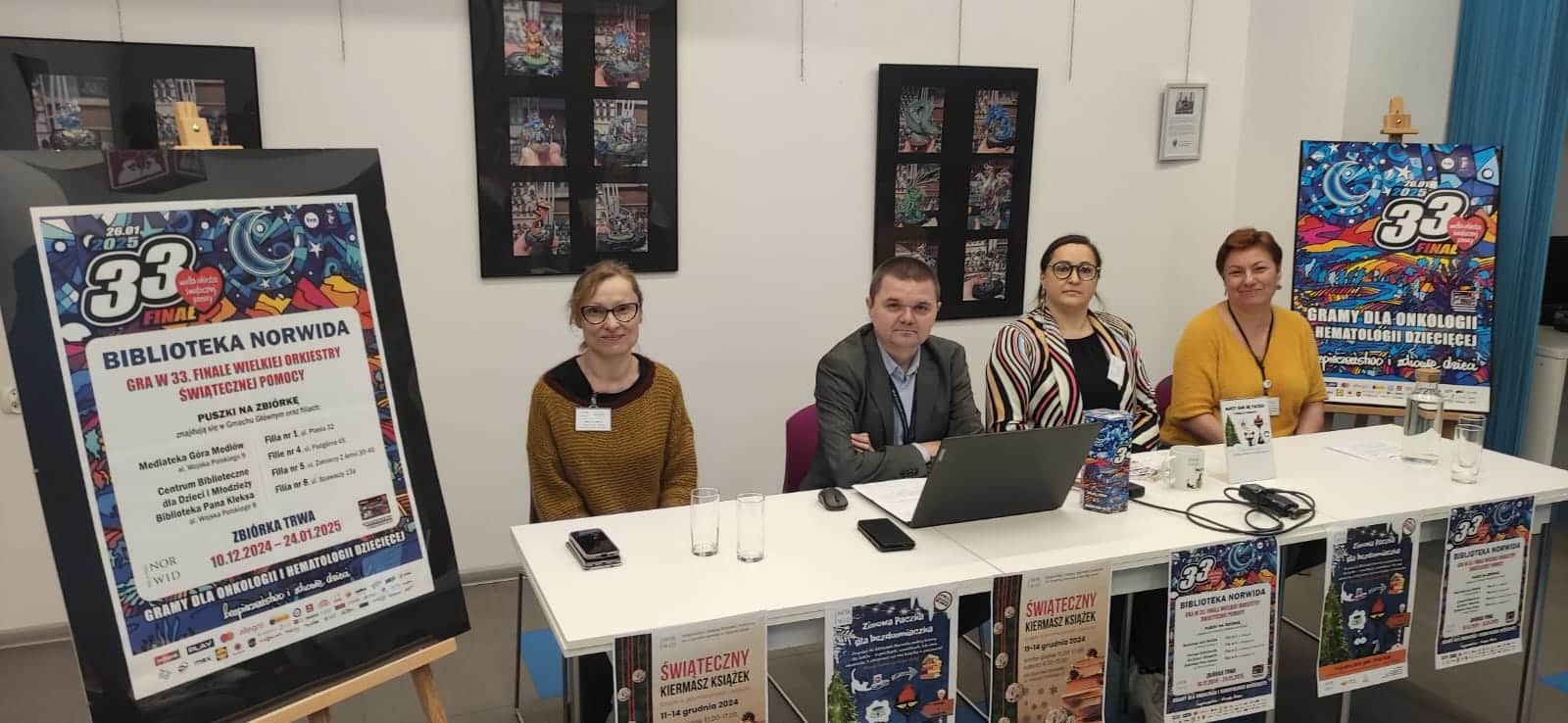 Konferencja prasowa w mediatece Przy stole siedzą uczestnicy konferencji  Zielonogórska biblioteka zagra z WOŚP