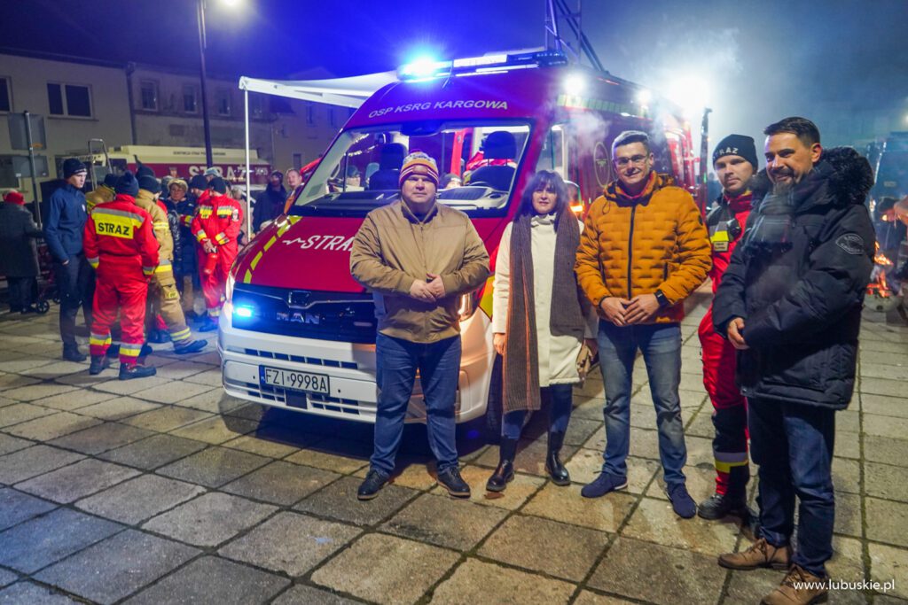 wicemarszałek przekazuje wóz strażacki