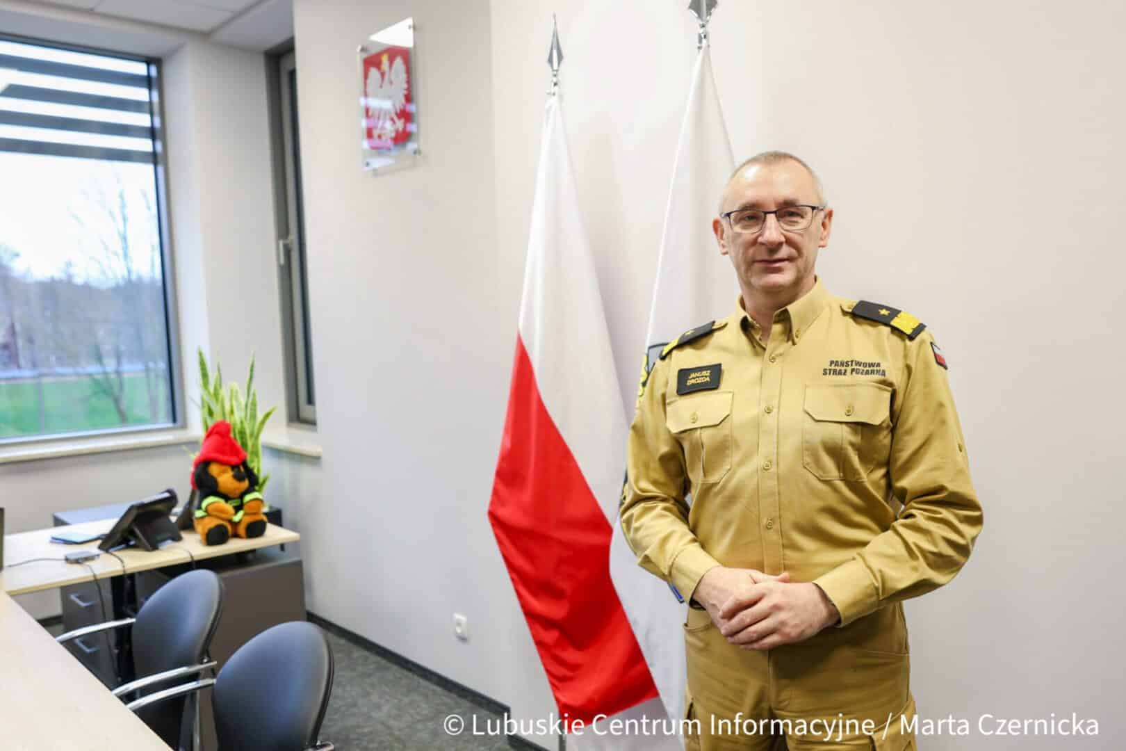 Komendant Janusz Drozda w nowym, wyremontowanym biurze (fot. M. Czernicka) Komendant Janusz Drozda w nowym wyremontowanym biurze fot M Czernicka Nowoczesne standardy pracy w Komendzie Wojewódzkiej PSP w Gorzowie Wielkopolskim ZDJĘCIA