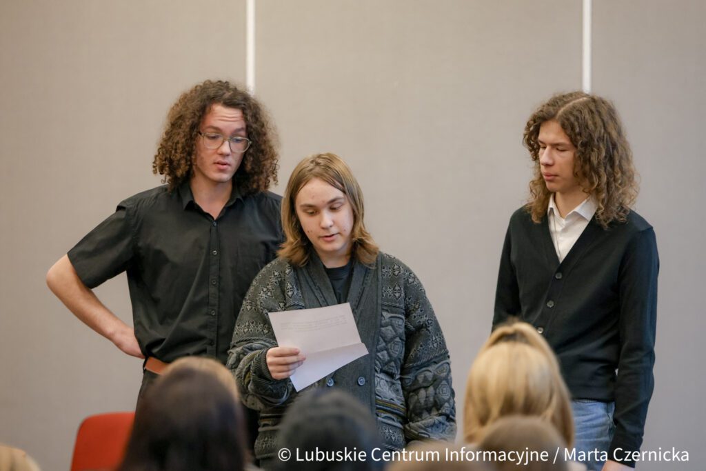 Młodzi aktorzy na scenie Biblioteki Herberta (fot. M. Czernicka)