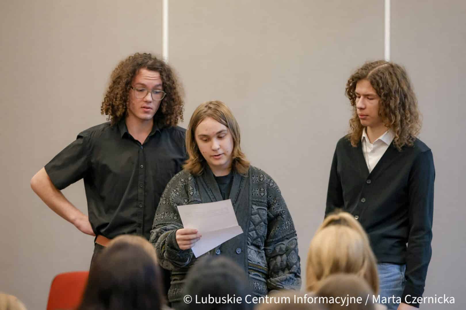 Młodzi aktorzy na scenie Biblioteki Herberta fot M Czernicka   W tym domu  młodzi aktorzy na scenie Biblioteki Herberta ZDJĘCIA