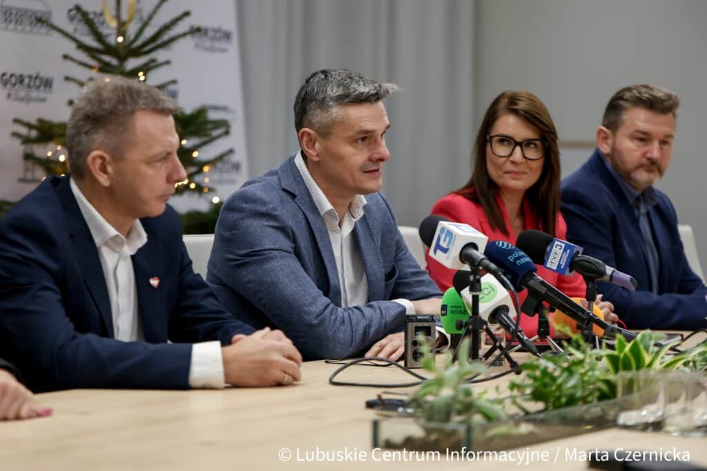 Konferencja prasowa ws. kolei na północy regionu.