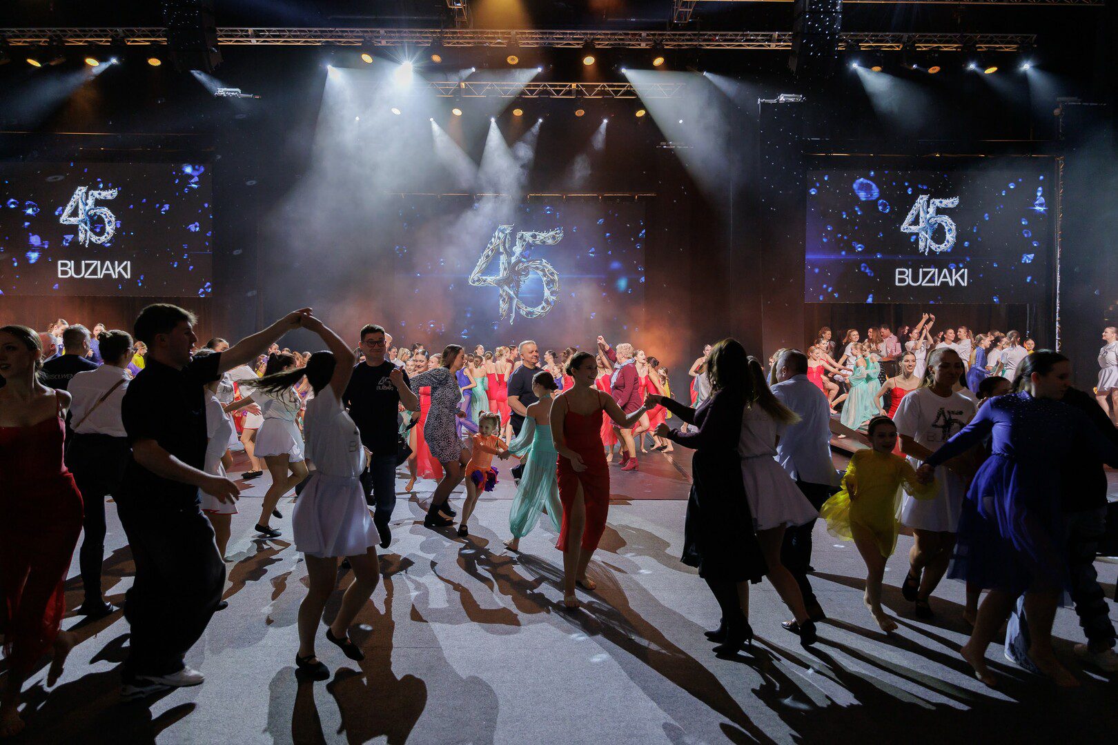 Finał koncertu jubileuszowego w Arenie Gorzów Fot Łukasz Kulczyński  45 lat artystycznej pasji jubileusz Zespołu Buziaki w Gorzowie