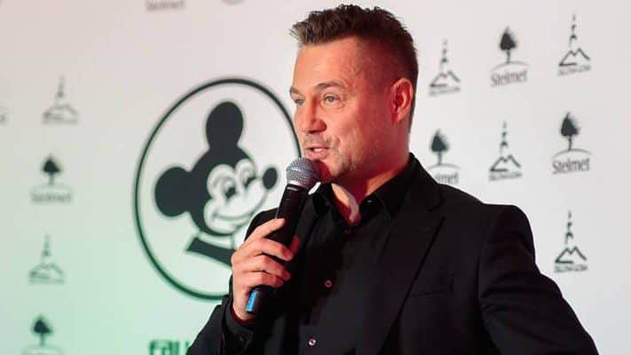 Mężczyzna z mikrofonem