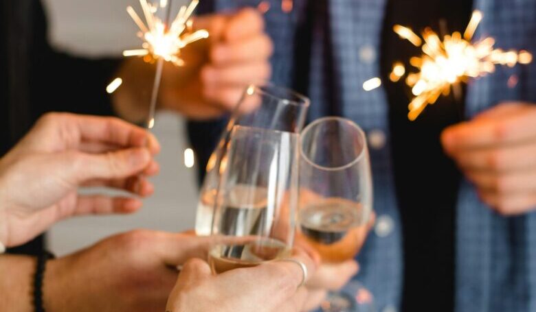 Sylwester ręce trzymające zimne ognie Zielona Góra powita Nowy Rok bez petard