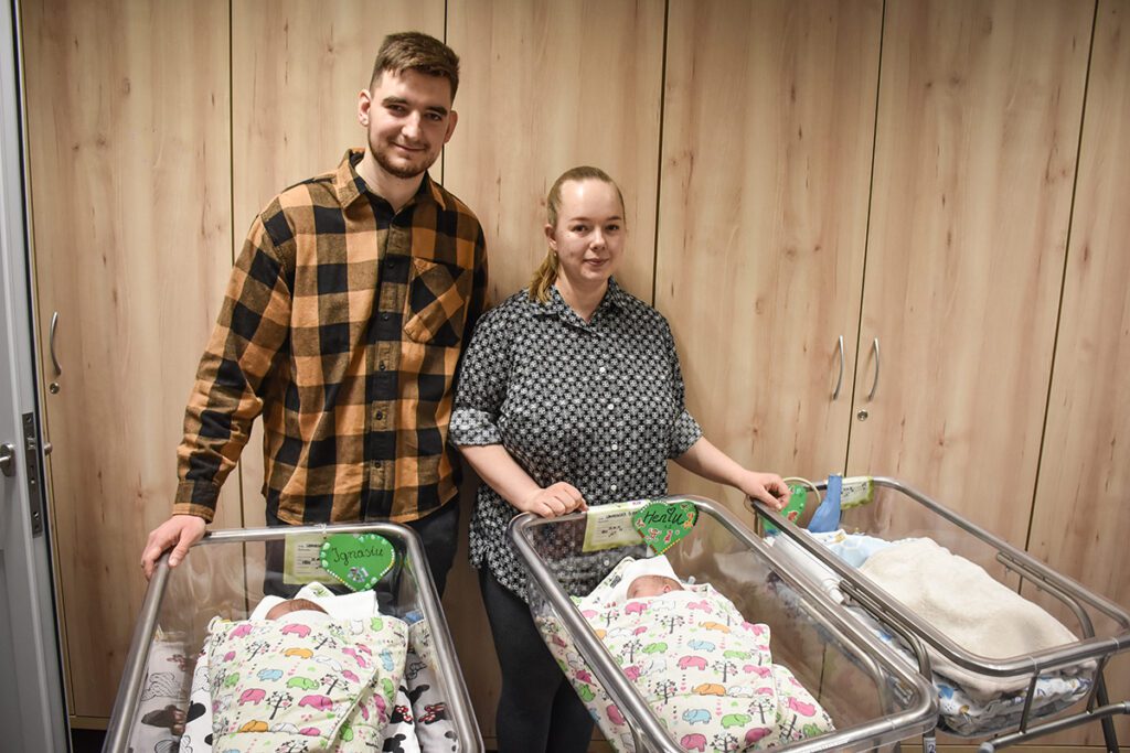 Rodzice trojaczków razem z dziećmi w szpitalu.